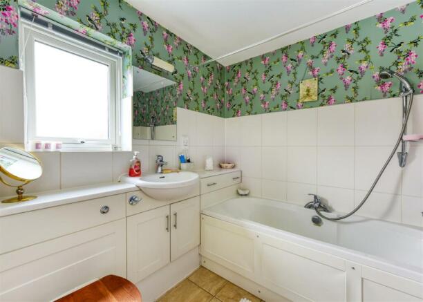 Heathmount-bed1 ensuite.jpg
