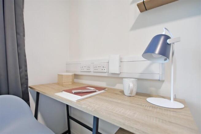 4 bed Apartment to rent Image 5