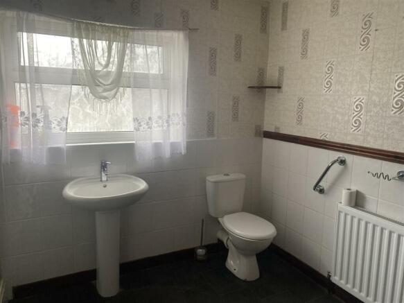 UPSTAIRS SHOWER ROOM