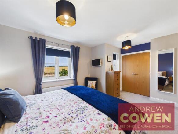 4 bed House for sale Image 12