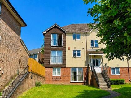 Holne Chase, Widewell, Plymouth. Beautifully Presented 2-Bedroom Flat with Sunny Outlook and Juliet Balcony
