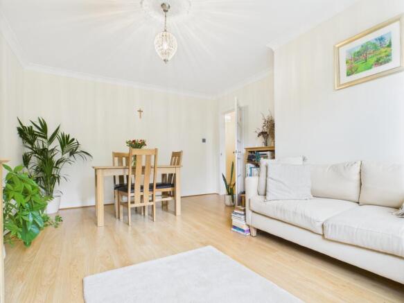 2 bed Flat to rent Image 4