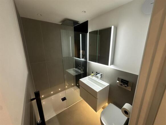 En-suite 2.jpg