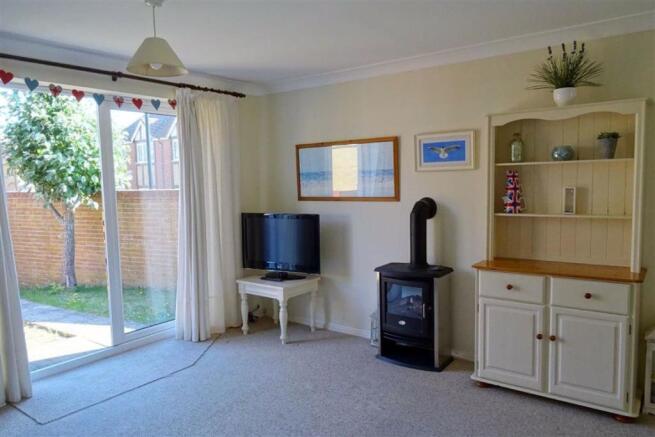 LIVING ROOM: