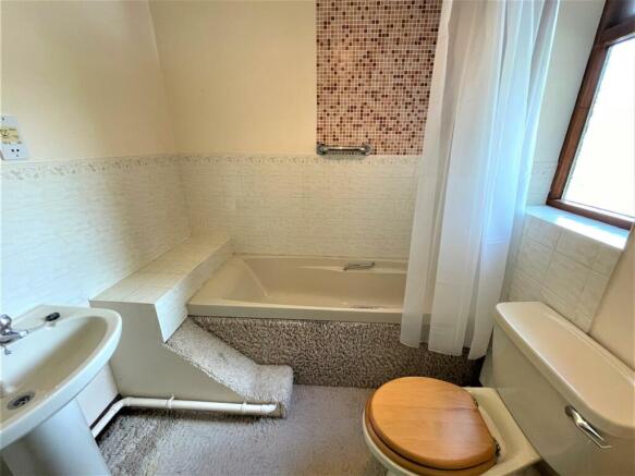 EN SUITE.JPG