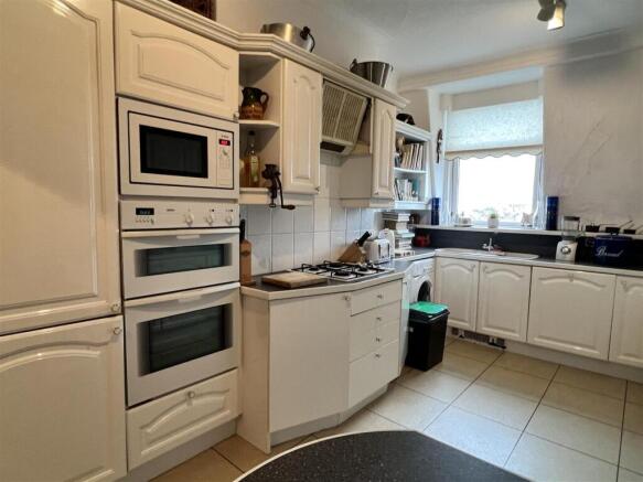 2 bed Flat for sale Image 4