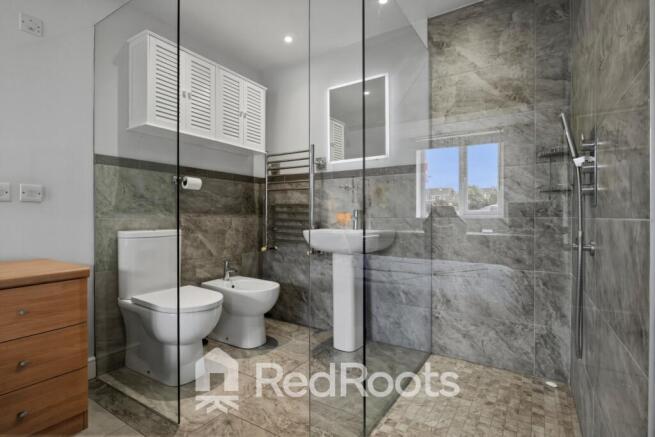 5 bed Detached for sale Image 10
