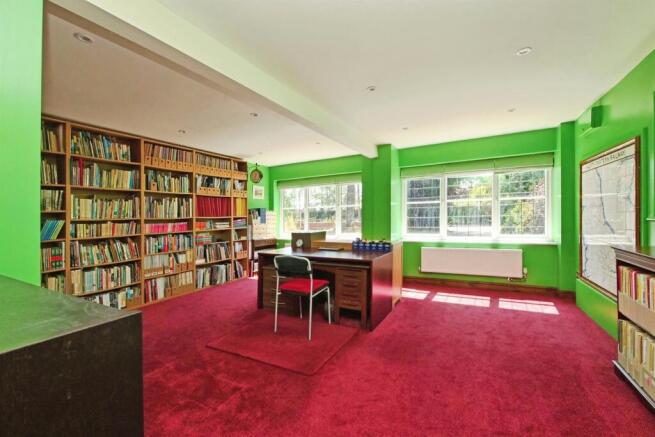 5 bed Detached for sale Image 10