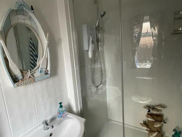Bathroom..,.jpg