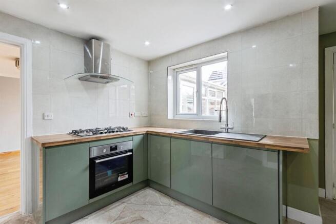 6 bed Detached for sale Image 5