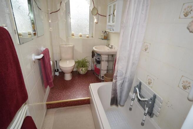 GROUND FLOOR BATH...