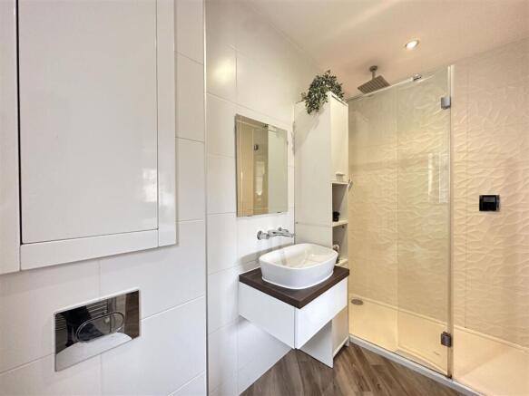 5 bed Detached for sale Image 7
