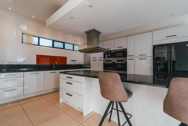 6 bed Detached for sale Image 9