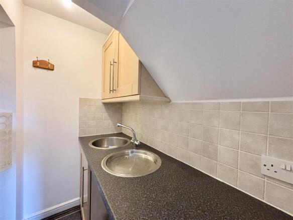 5 bed Link Detached House for sale Image 5