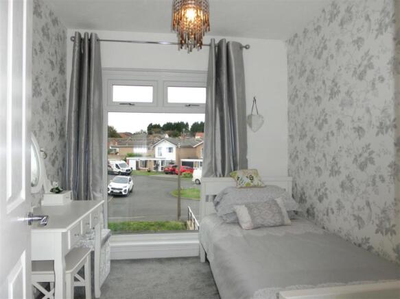 Lynbrook Close 17 Bed3.jpg