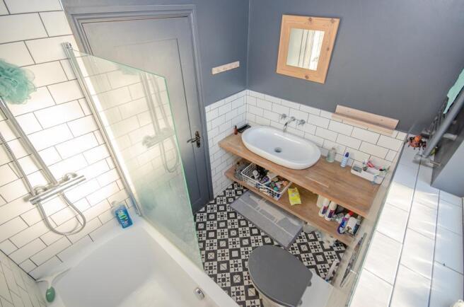 NEW BATHROOM 2.jpg