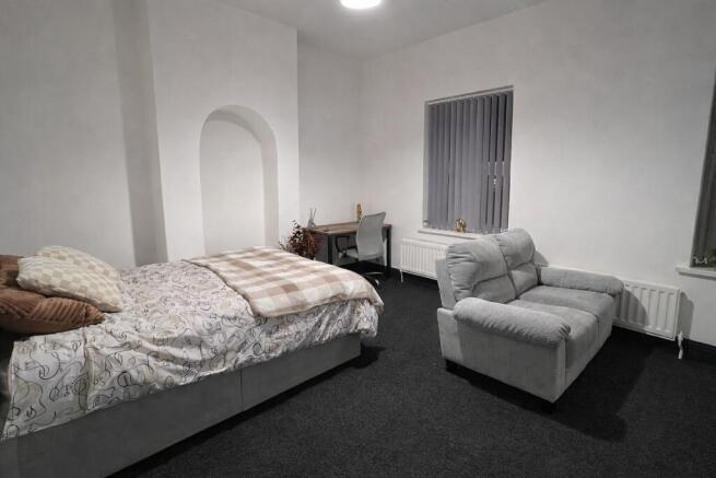 Spacious, freshly decorated double bedroom with...