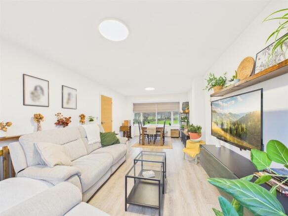 LOUNGE / DINING ROOM