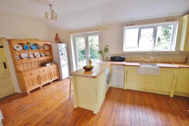 KITCHEN/DINER: