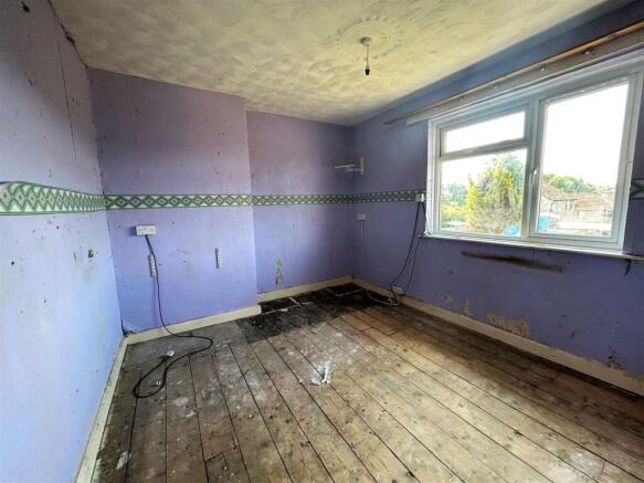 18 Princecroft Road - Bedroom 1.jpg