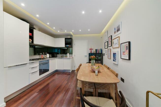 OPEN PLAN EAT-IN KITCHEN