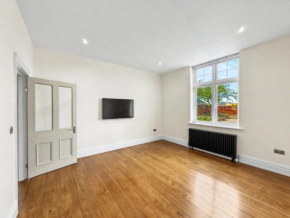 5 bed Detached for sale Image 7