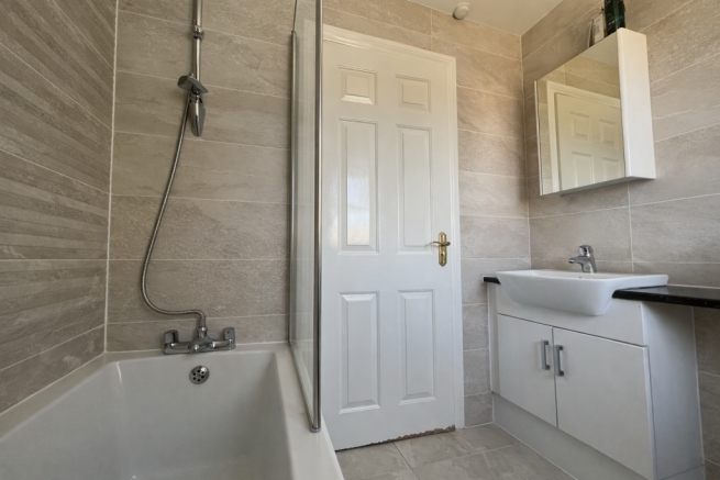 6 bed Detached for sale Image 11