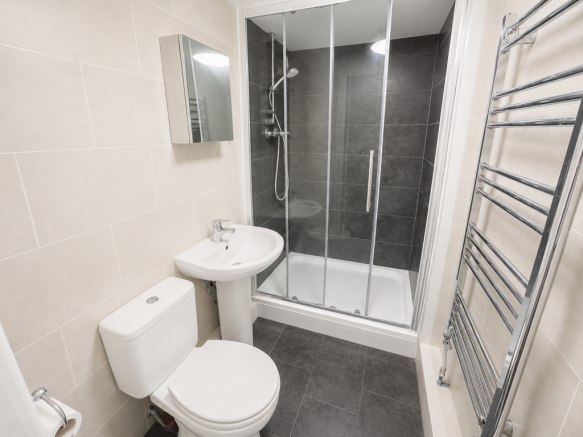 5 bed House to rent Image 9