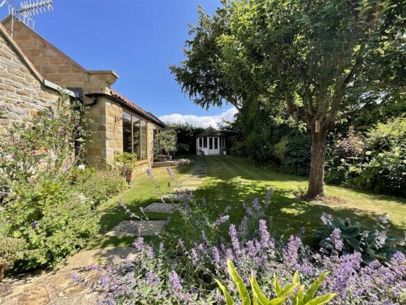 6 bed House for sale Image 5