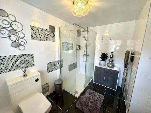 EN-SUITE SHOWER ROOM