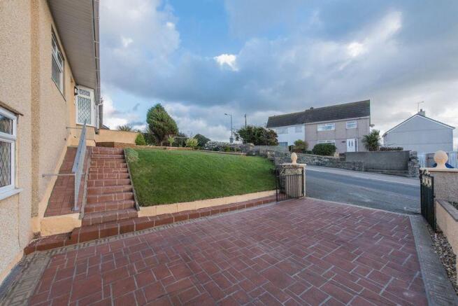 FRONT GARDEN/D...