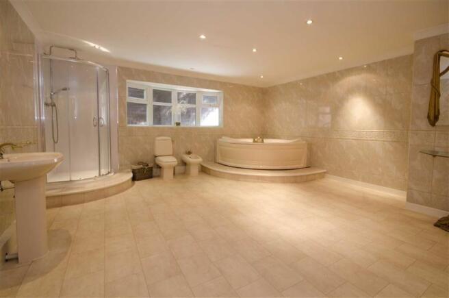 FAMILY BATHROOM
