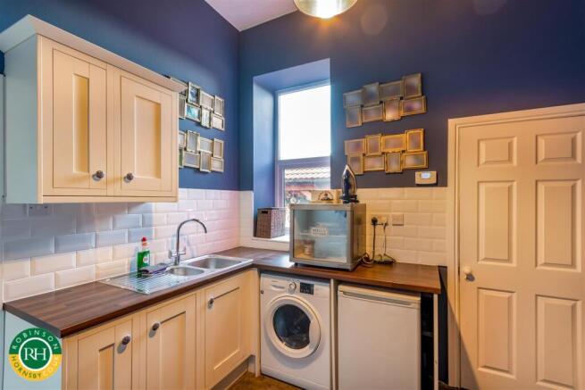 6 bed House for sale Image 6