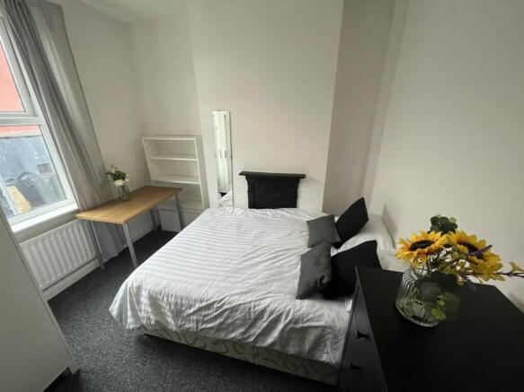 4 bed Terraced to rent Image 6