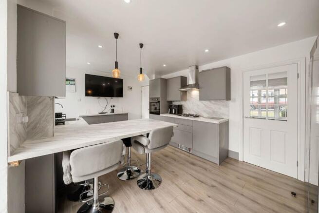 3 bed Semi-Detached for sale Image 6