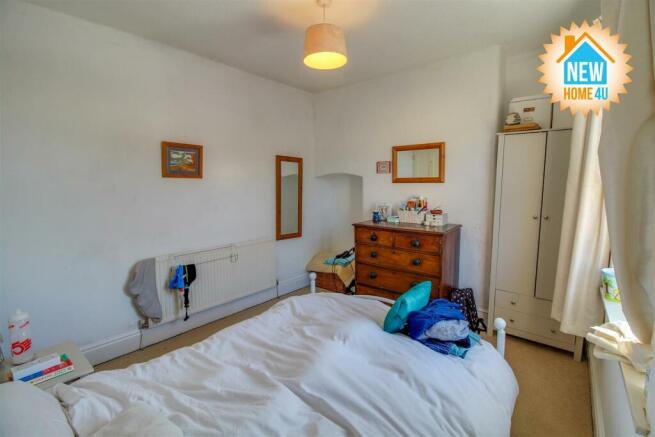 MAIN BEDROOM: