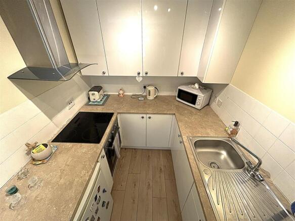 FITTED KITCHEN