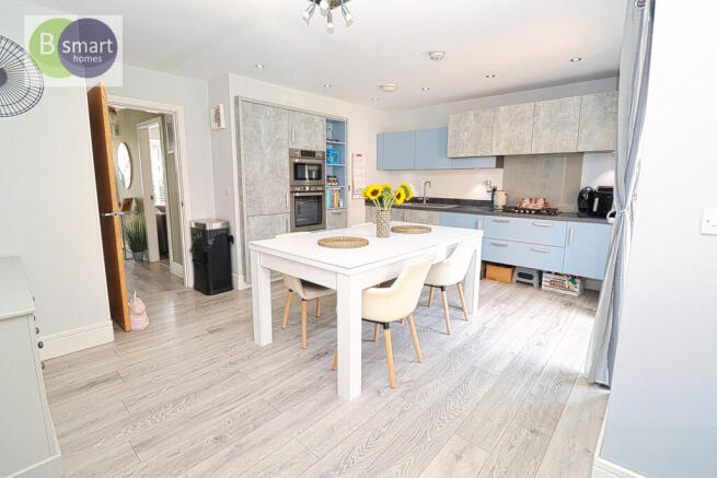 4 bed Detached for sale Image 8