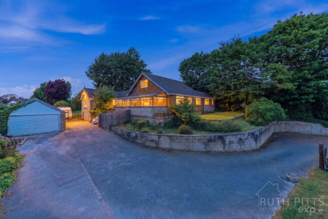 5 bed Detached for sale Image 4