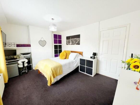 Bedroom 1 pic 3.jpg