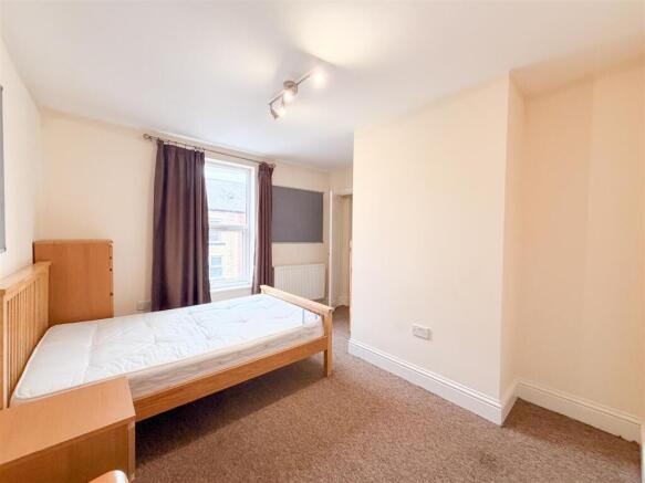 4 bed House to rent Image 4