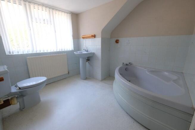 EN SUITE BATHROOM 