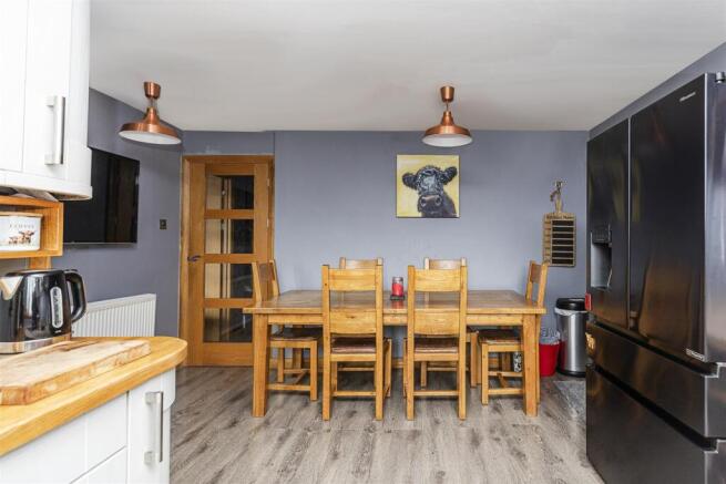 4 bed Detached for sale Image 8