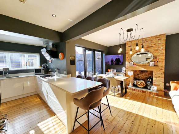 3 bed Semi-Detached for sale Image 6