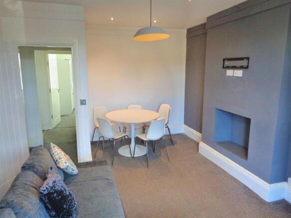 2 bed Apartment to rent Image 4