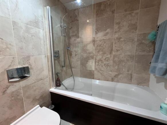 433 Bathroom.jpg