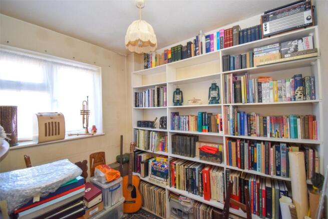 Bedroom/ Study
