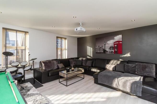 5 bed Detached for sale Image 8