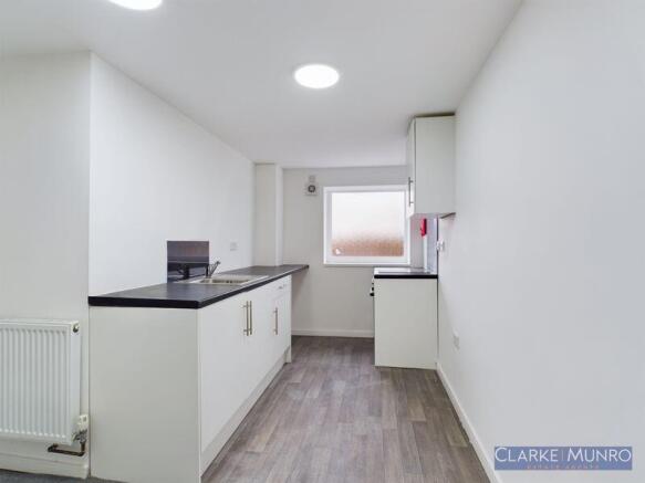 3 bed Apartment to rent Image 5
