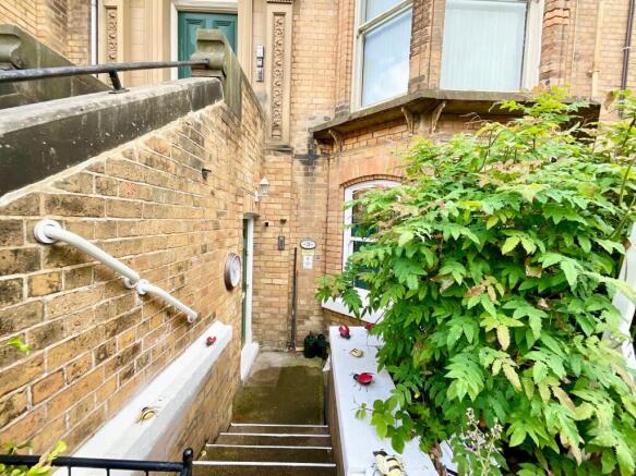 3 bed Flat for sale Image 11